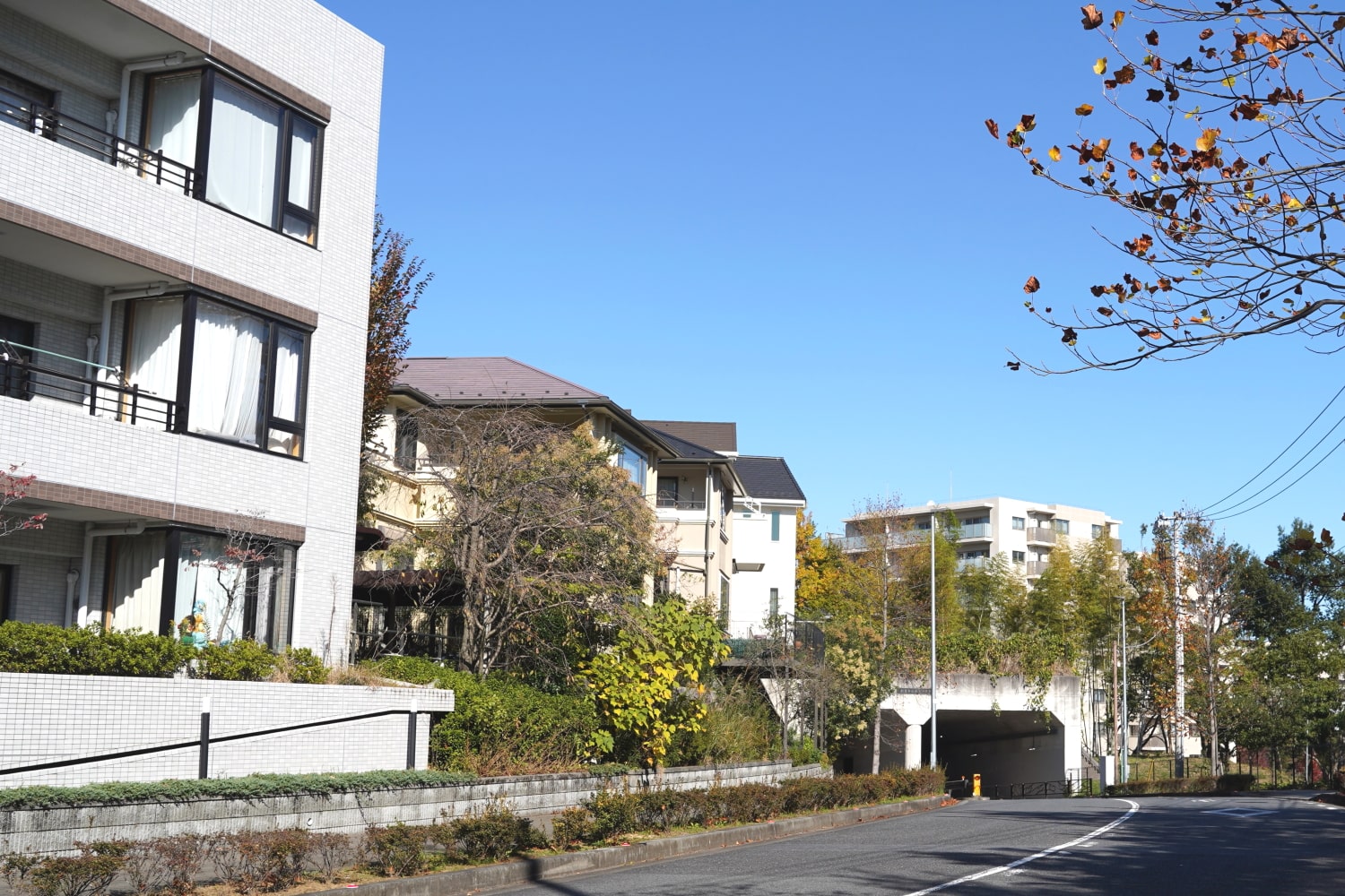 新百合ヶ丘駅北口の高台にある万福寺の街並み（筆者撮影）