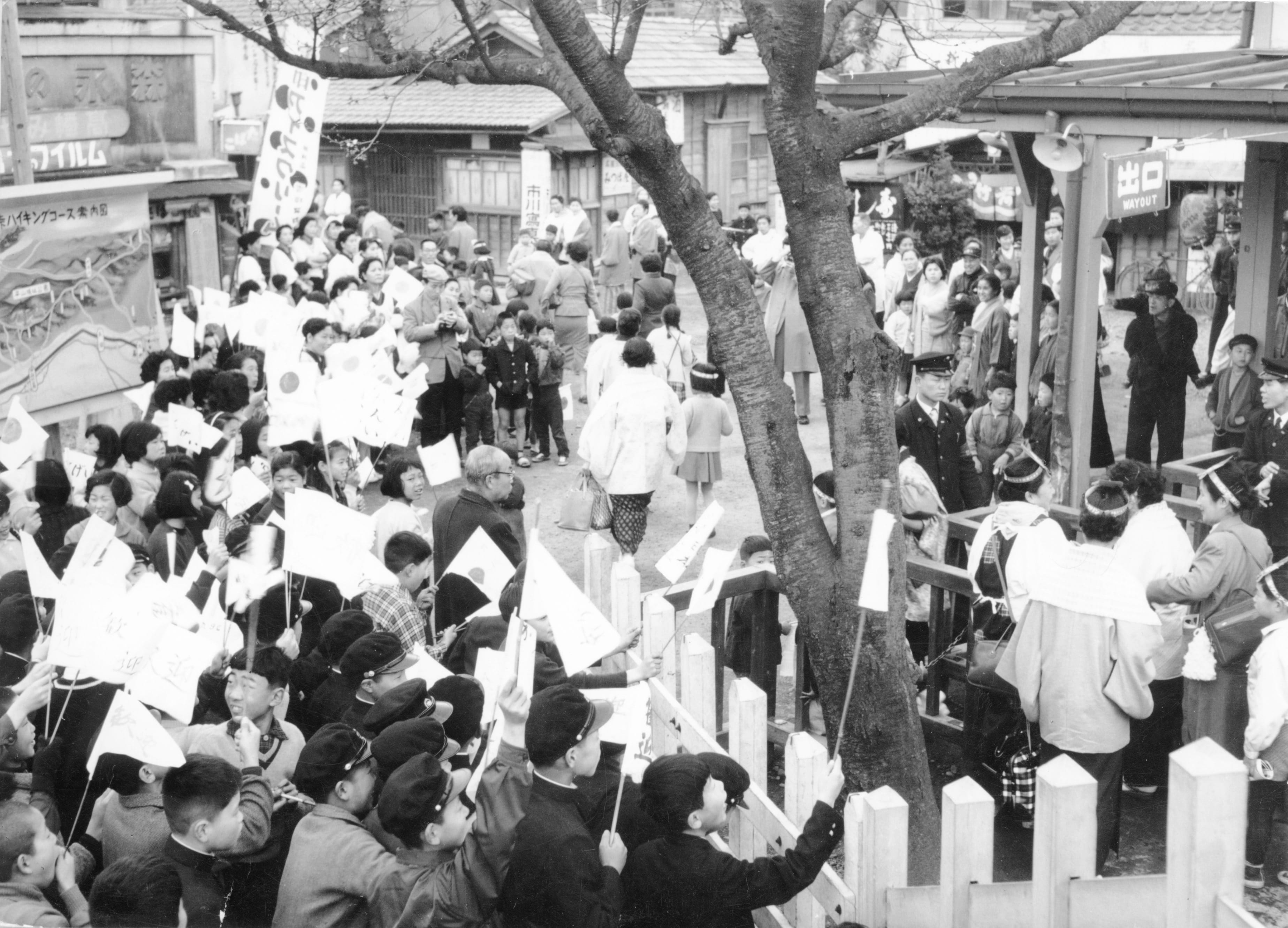 多くの人でにぎわう高幡不動駅の改札付近。現在とは位置がやや違った＝1959年（写真：京王電鉄）