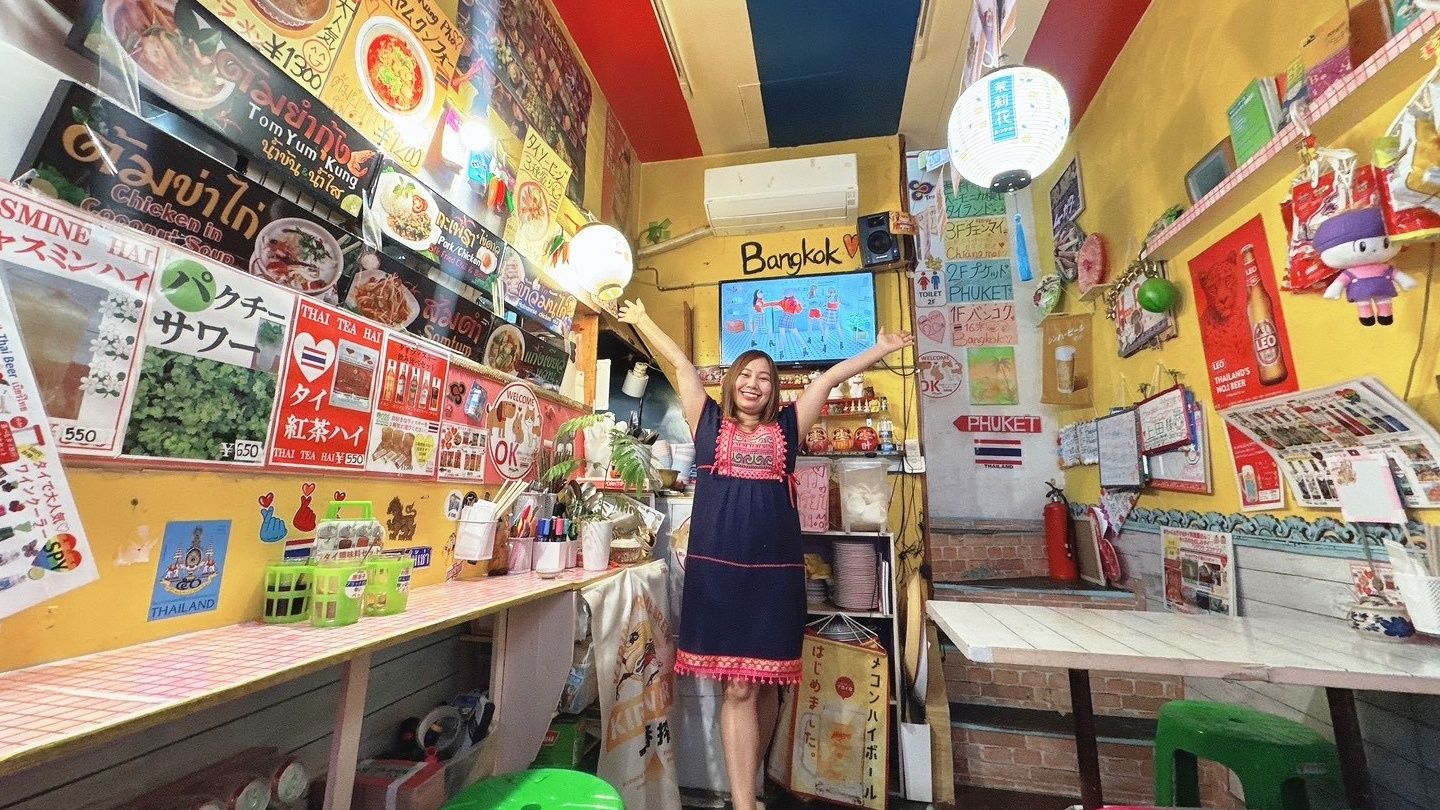 タイのゴチャ感と楽しさあふれる1階。天井のタイ国旗はなっちゃんと父とで塗ったとか（筆者撮影）