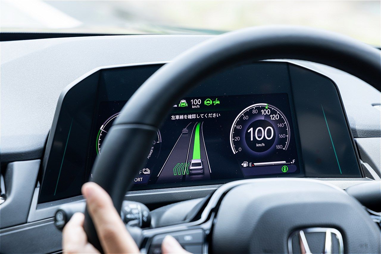ホンダ量販モデル初のハンズオフ機能を搭載した「アコード e:HEV Honda SENSING 360＋」（写真：三木 宏章）