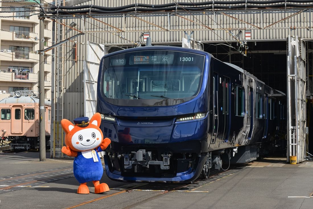 相鉄のキャラクター「そうにゃん」と13000系（撮影：大澤誠）