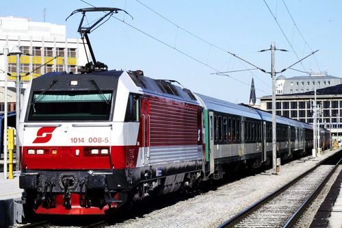 オーストリアの電気機関車が引くポーランド行き（2002年 筆者撮影）