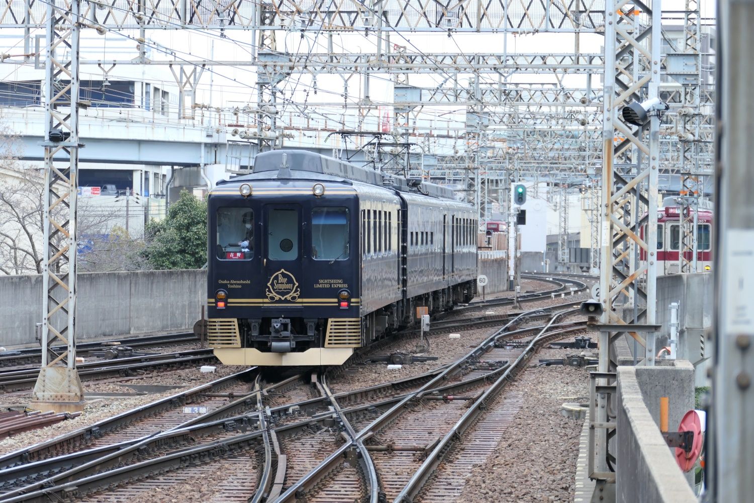 走り去る「青の交響曲」。駅を出るとすぐ複線高架区間になる（記者撮影）