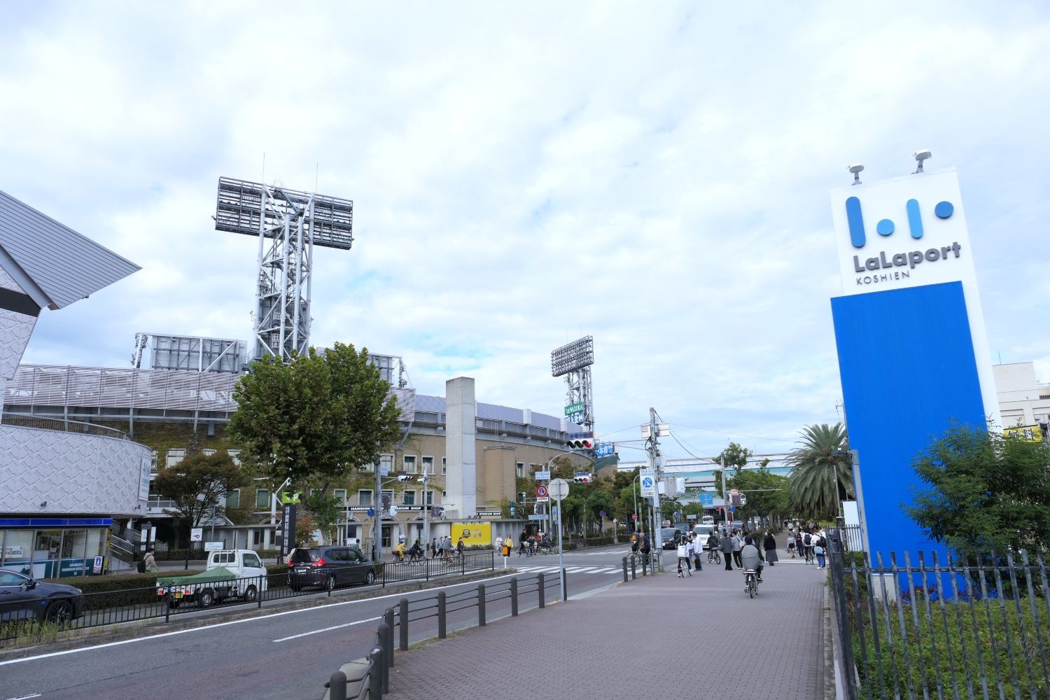 甲子園筋にはかつて路面電車の甲子園線が走っていた。ららぽーと甲子園は「甲子園阪神パーク」の跡地に建つ（編集部撮影）