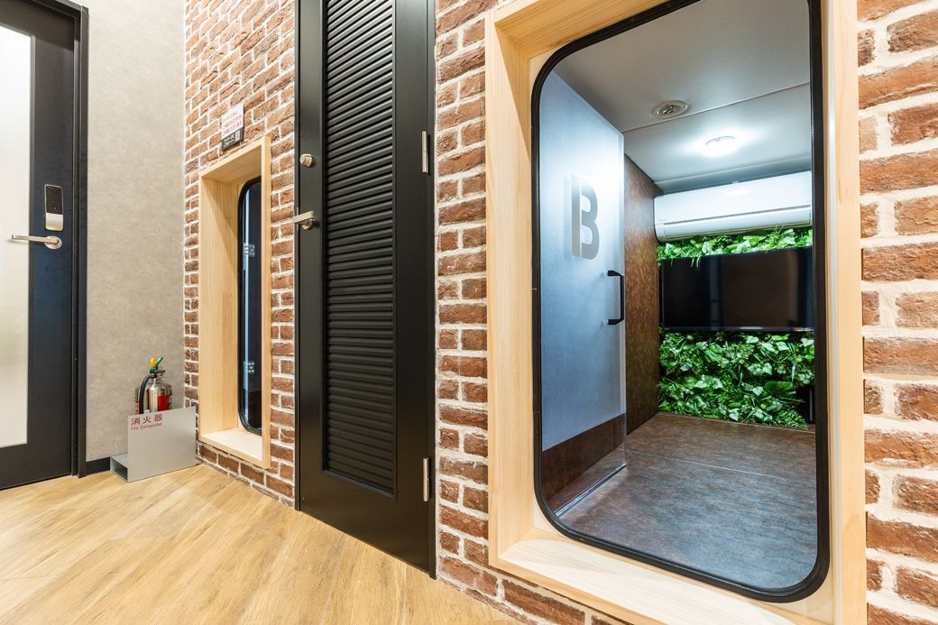 高濃度酸素ルーム。ドアを閉めると高濃度の酸素が充満し、疲労回復などに効果があるという（写真：フィットイージー提供）