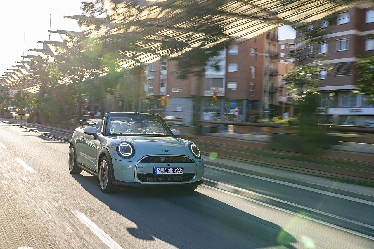 MINI（ミニ）の新型「ミニ・クーパー・コンバーチブルS」（写真：MINI）