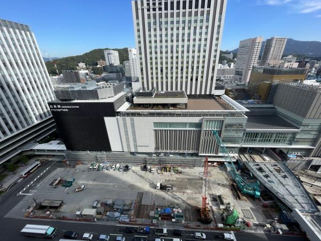 広島駅南口広場の再整備工事の様子（2024年11月8日定点写真）。右下に駅ビル2階に乗り入れる路面電車の高架が見える（写真：広島市）