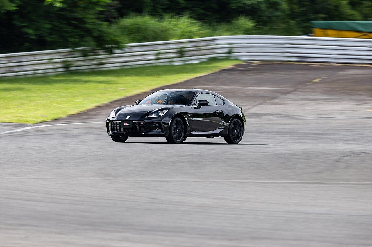 一部改良モデルのトヨタ「GR86」およびSUBARU「BRZ」のサーキット試乗会の様子（写真：三木宏章）