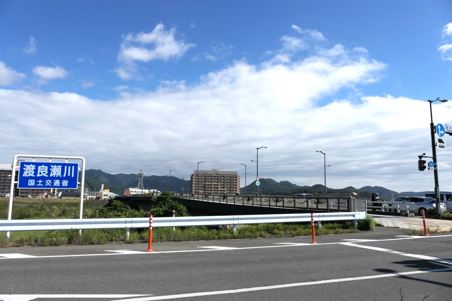 新桐生駅から市中心部へは渡良瀬川を渡る（編集部撮影）