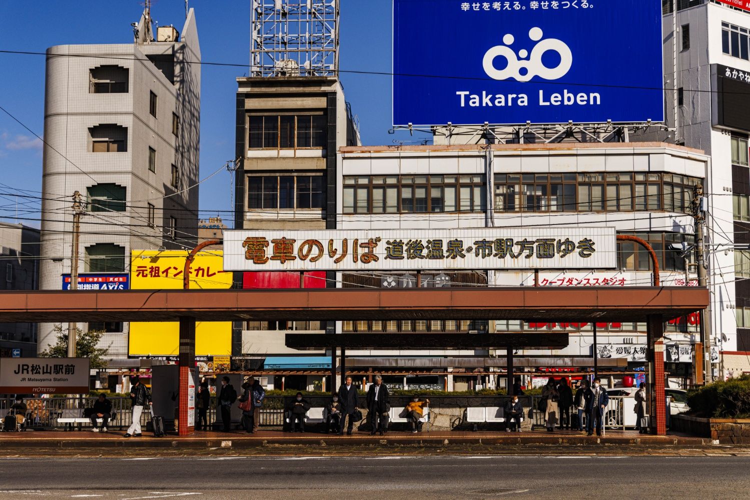 JR松山駅前の市内電車のりば。松山の中心市街地へは、市内電車への乗り継ぎを要する（撮影：鼠入昌史）