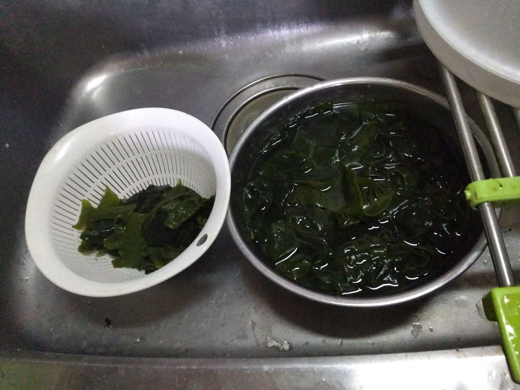 わかめ仕事（写真：中山さん提供）