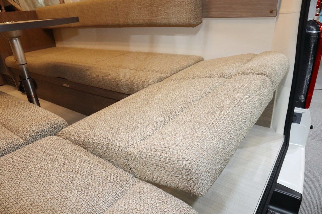 新型キャンピングカー「レクビィ プラスリビン」のオールシーズンタイプ（写真：筆者撮影）