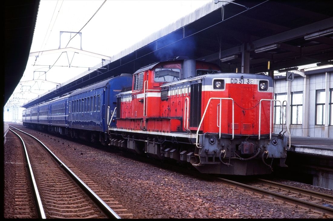 京都―出雲市間を結び、寝台車も連結していた長距離普通列車「山陰」はDD51形が牽引していた（撮影：南正時）