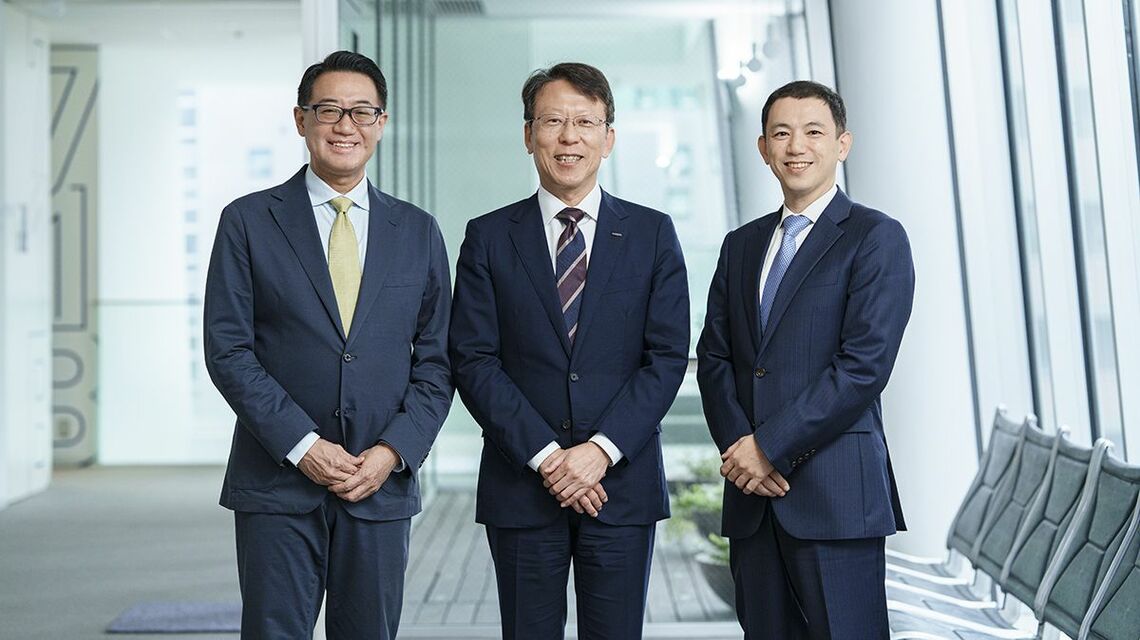 左から、デロイト トーマツ グループ 北潟将和氏、オムロン 竹田誠治氏、デロイト トーマツ グループ 近藤泰彦氏