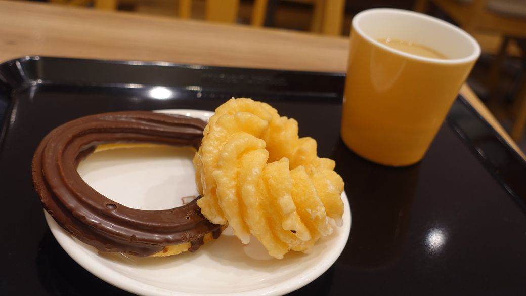 ミスタードーナツの「チョコチュロス」「フレンチクルーラー」（筆者撮影）