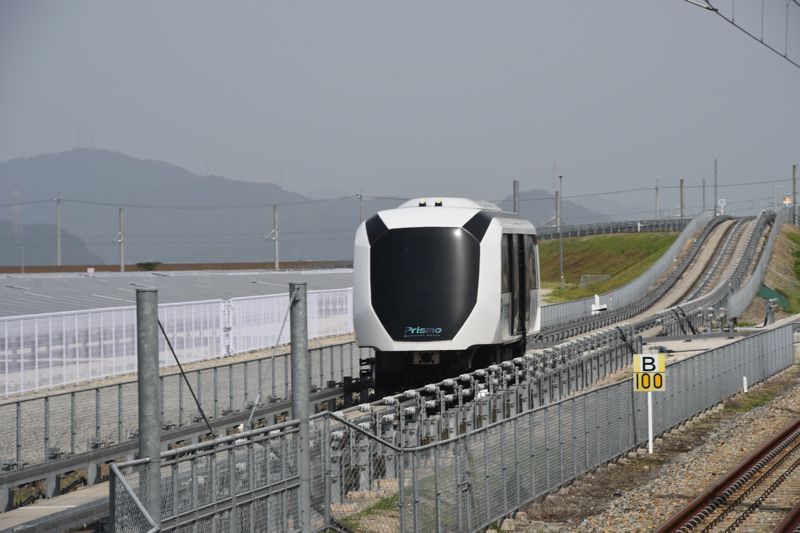 試験走行する三菱重工の新型AGT「Prismo（プリズモ）」の車両（記者撮影）