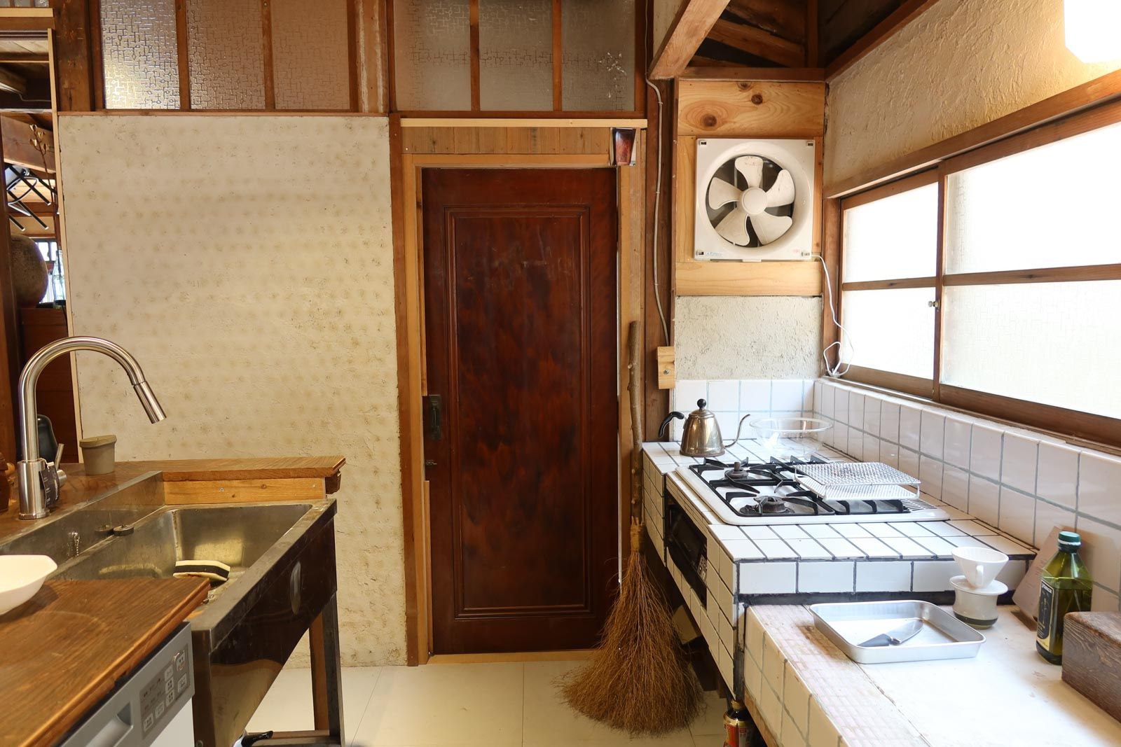 住居部分のキッチン。広くて使いやすそうである（写真：筆者撮影）