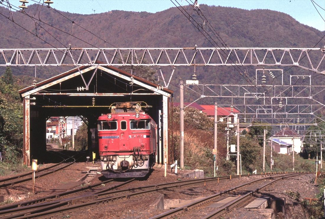 奥羽本線の板谷峠。峠駅のスイッチバックを通過するEF71形牽引の旅客列車＝1988年（撮影：南正時）