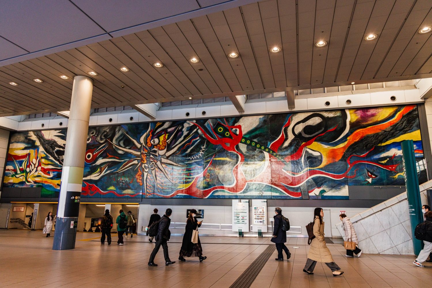 JR渋谷駅と結ぶ連絡通路には、岡本太郎作の壁画『明日の神話』が飾られている（撮影：鼠入昌史）