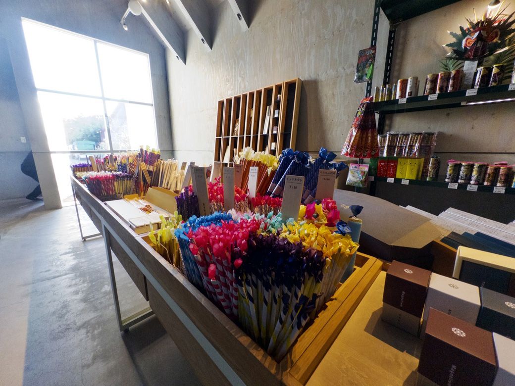 店舗では「子どもがお小遣いで選ぶ楽しみも体験してほしい」と花火のバラ売りもしている。今日子さんが駄菓子屋でバラ売りの花火を楽しみに買っていた原体験が反映された場だ（写真：筆者撮影）