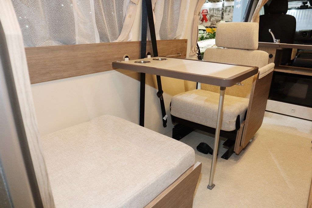 新型キャンピングカー「レクビィ プラスリビン」のスタンダードタイプ（写真：筆者撮影）