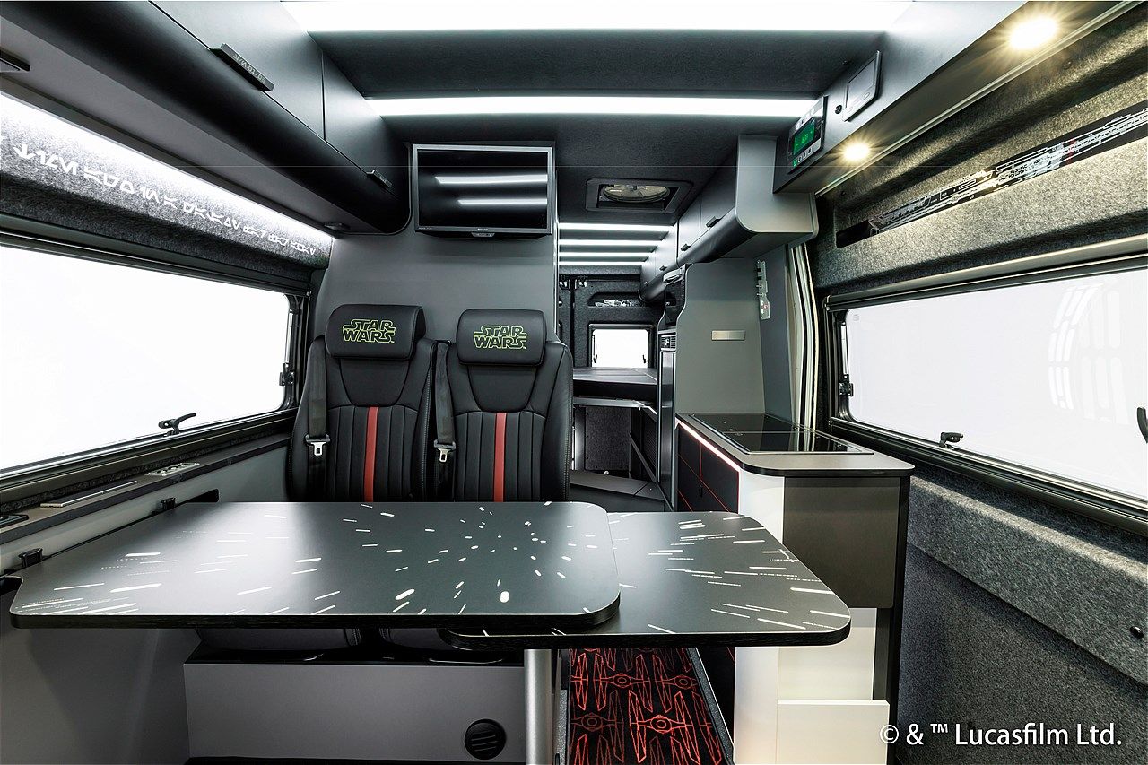 スター・ウォーズの世界観が広がるトイファクトリーのキャンピングカー「ダビンチ6.0＜スター・ウォーズ＞エディション」（写真：トイファクトリー）