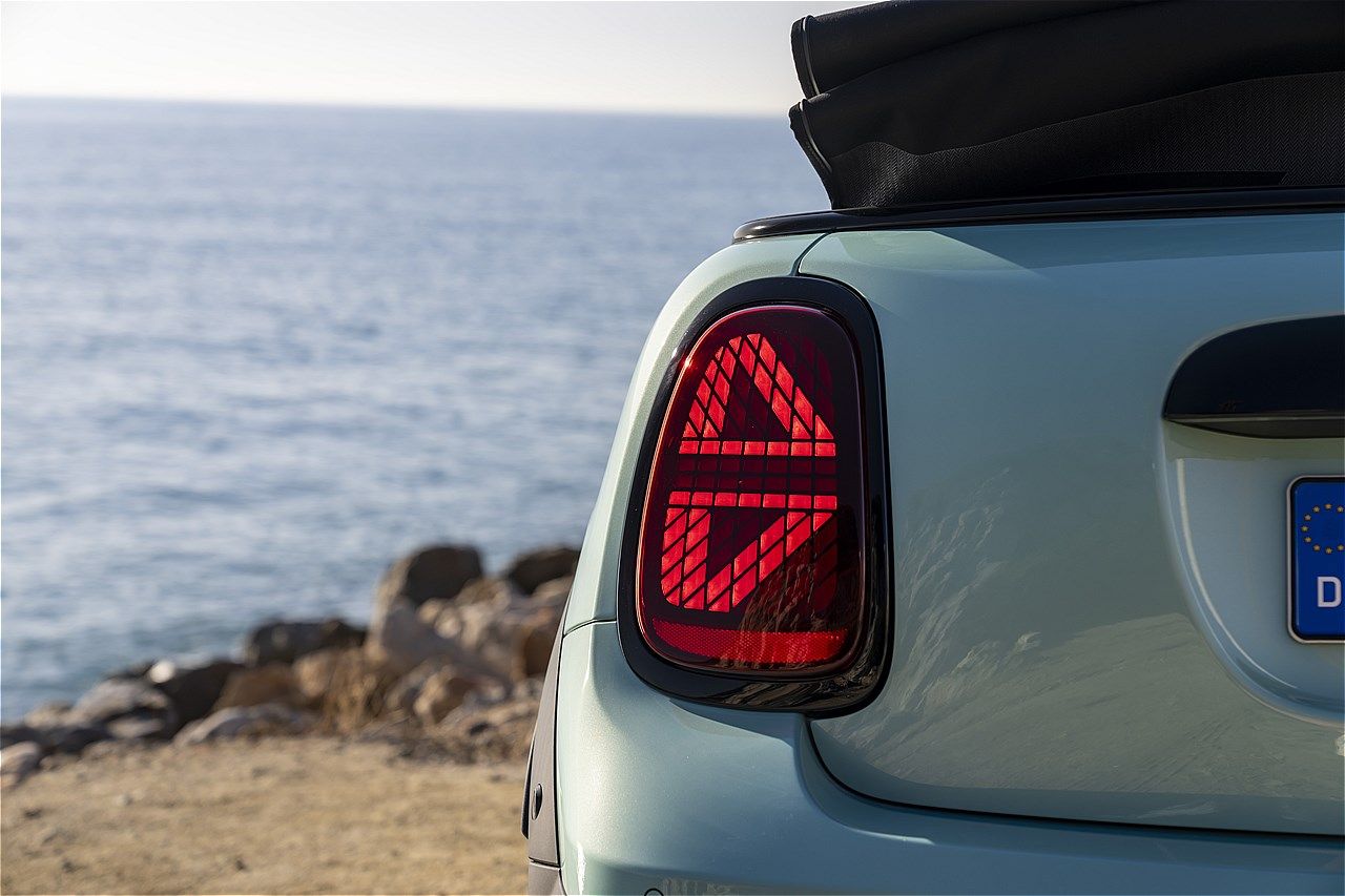 MINI（ミニ）の新型「ミニ・クーパー・コンバーチブルS」（写真：MINI）