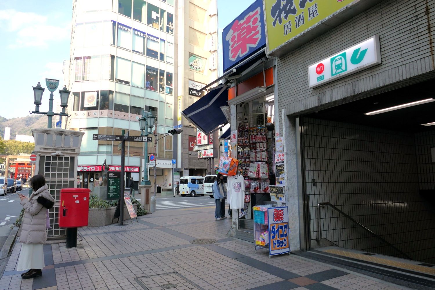 左奥に生田神社の鳥居が見える（編集部撮影）