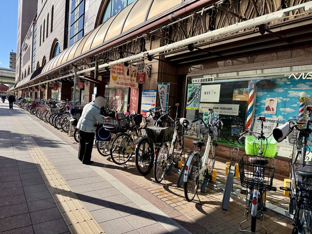 「あべのベルタ」の外周には自転車がズラリと並び、施設内の地下1階と地上1階は人通りがある（筆者撮影）