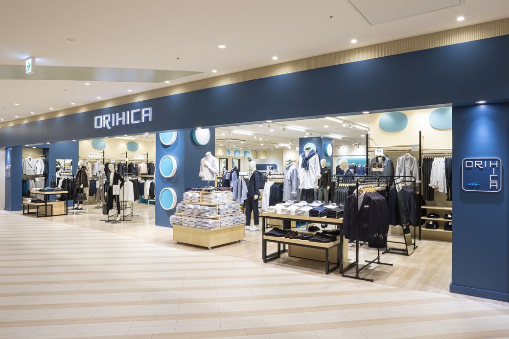 ビジネスカジュアル路線の「ORIHICA（オリヒカ）」。ファッション事業において「深化」の象徴となっている（写真：AOKI-HD）