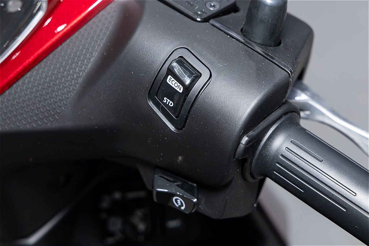 原付一種のホンダ新型電動スクーター｢アイコンe:｣（写真：三木 宏章）