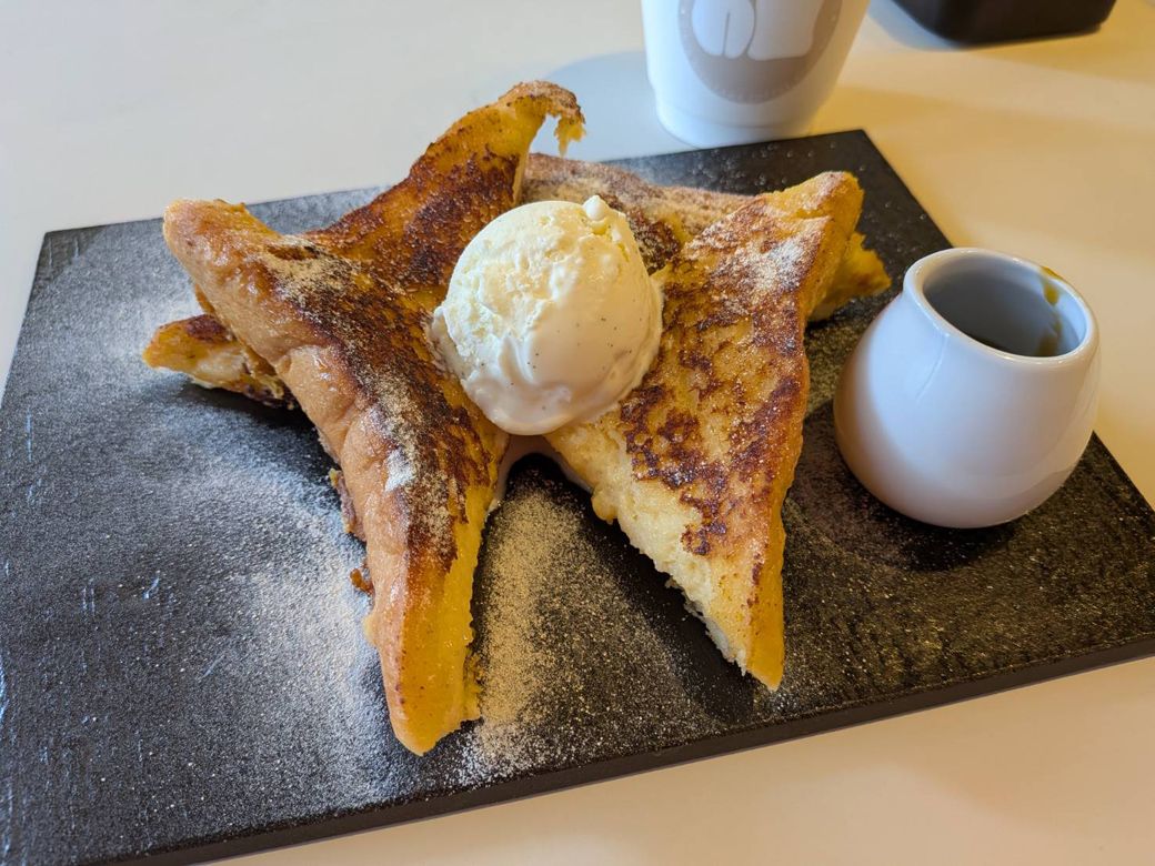 「和三盆と黒蜜のフレンチトースト プレーン」1200円。食パンを卵液に浸して焼くフレンチトーストなら、多少日が経った食パンでも味に問題はない（写真：筆者撮影）
