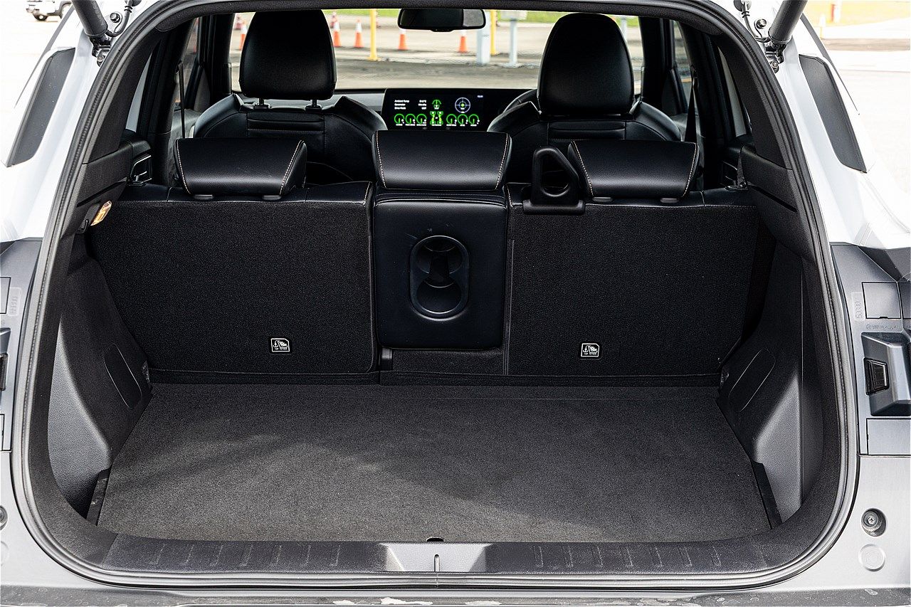 三菱の新型SUV「エクスフォースHEV」（筆者撮影）