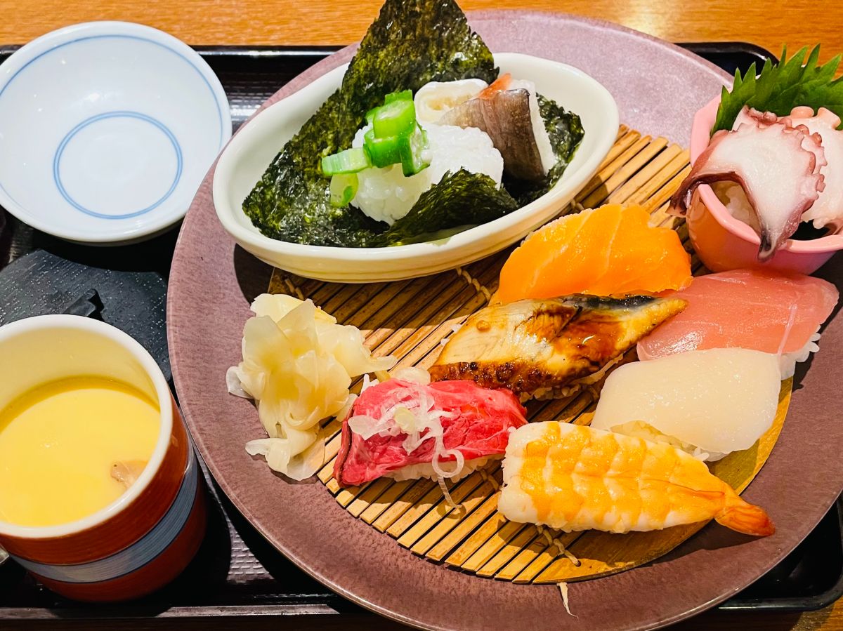 季節のにぎりすし盛り合わせ（夏限定メニュー）に茶わん蒸しをプラス（筆者提供）