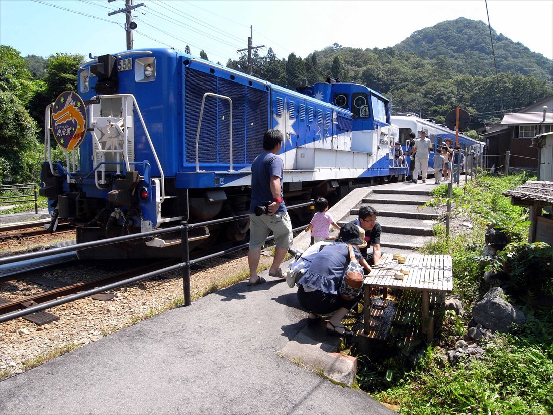 2023年まで木次線を走っていたトロッコ列車「奥出雲おろち号」と、出雲坂根駅の湧き水（撮影：南正時）