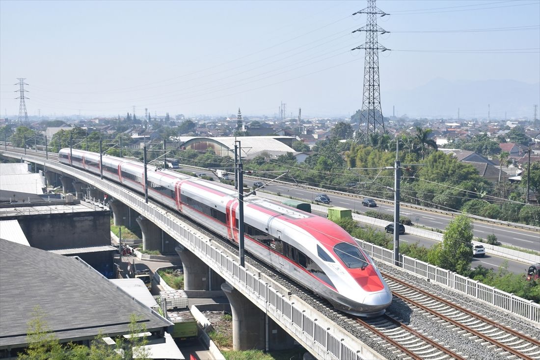 高速道路に沿ってバンドン市街地の外縁を走る高速鉄道（筆者撮影）