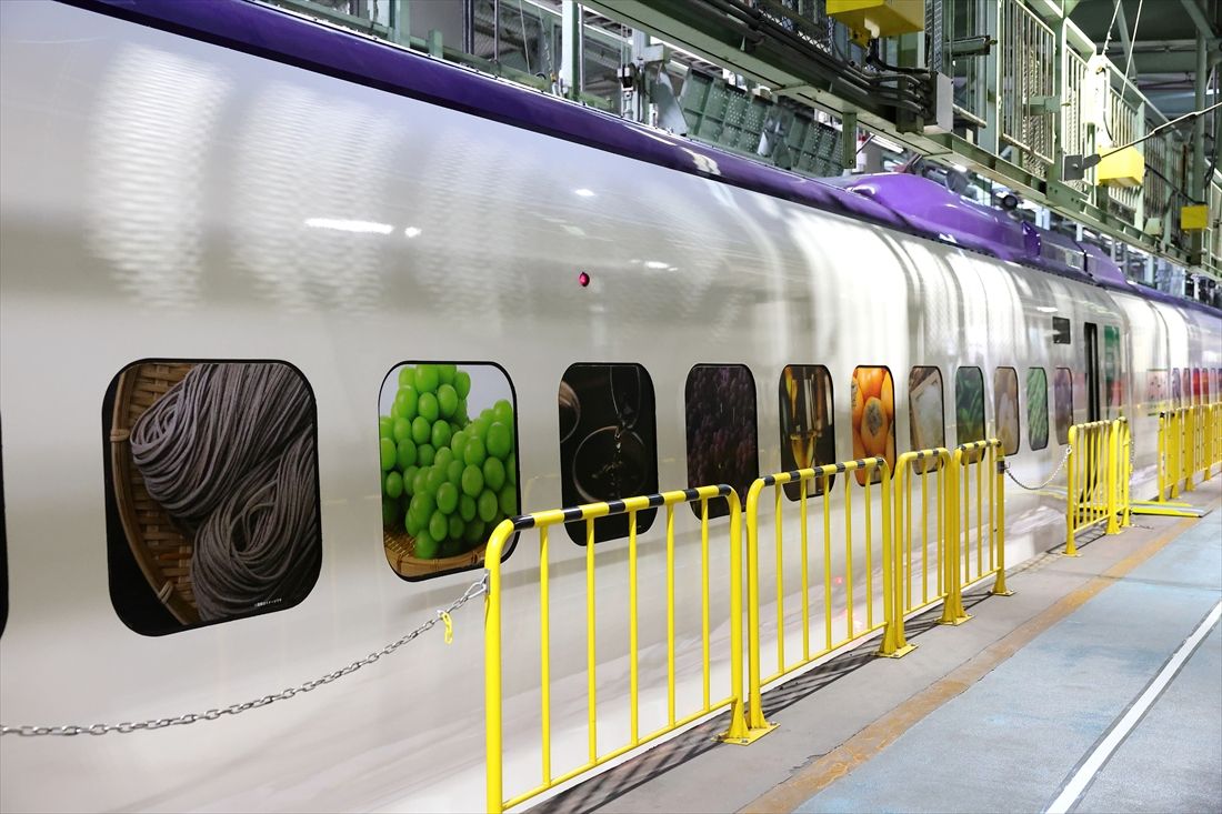 窓には東北の水産物や果物、医療関係品など車内に積む荷物をイメージしたラッピングを施している（撮影：尾形文繁）