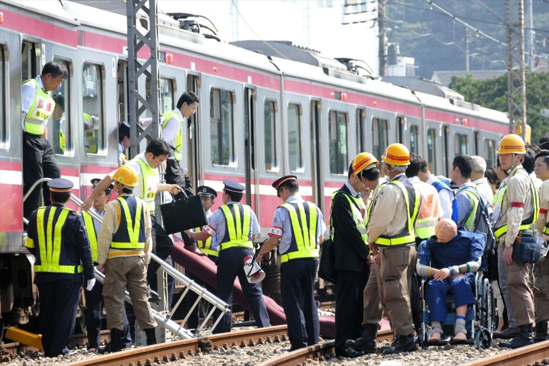 JR東日本を含め鉄道各社は事故時の乗客避難誘導訓練などを実施している。写真は京浜急行電鉄が実施した鉄道事故復旧訓練の様子＝2017年（編集部撮影）