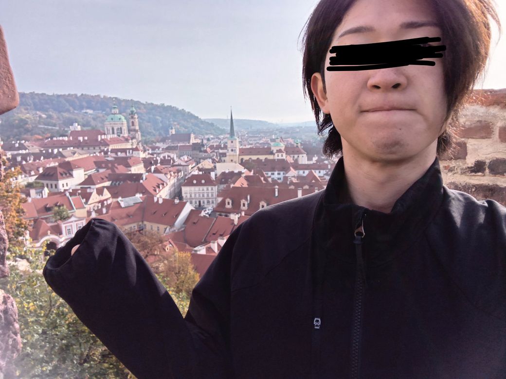 まるで絵本の世界のようなチェコ・プラハの街を、XShelterを着て散策する筆者（筆者撮影）