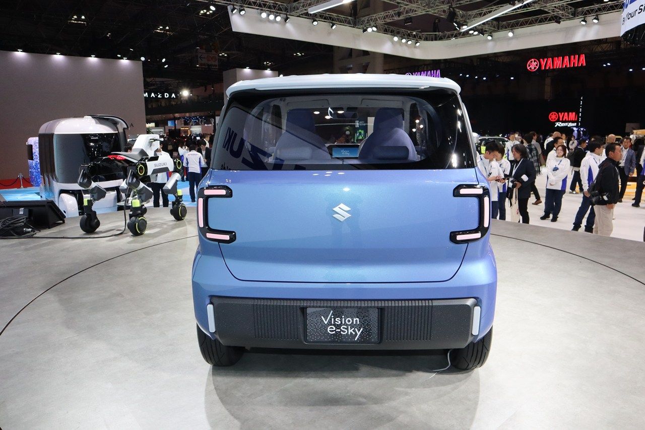 スズキ「ビジョンe-スカイ」（筆者撮影）