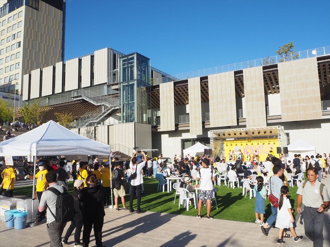 宇都宮駅東口の広場はイベントでにぎわった＝2023年8月26日（記者撮影）