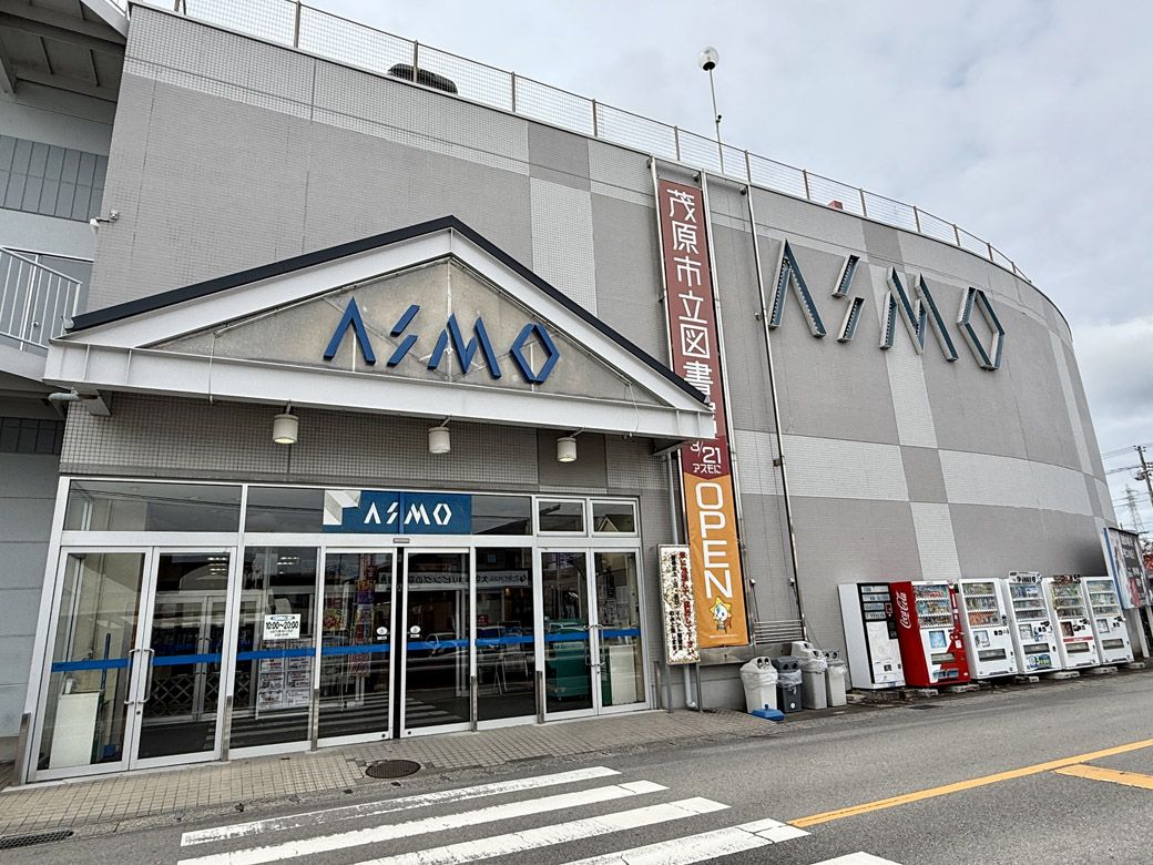 茂原市立図書館の垂れ幕が掛かっている（筆者撮影）