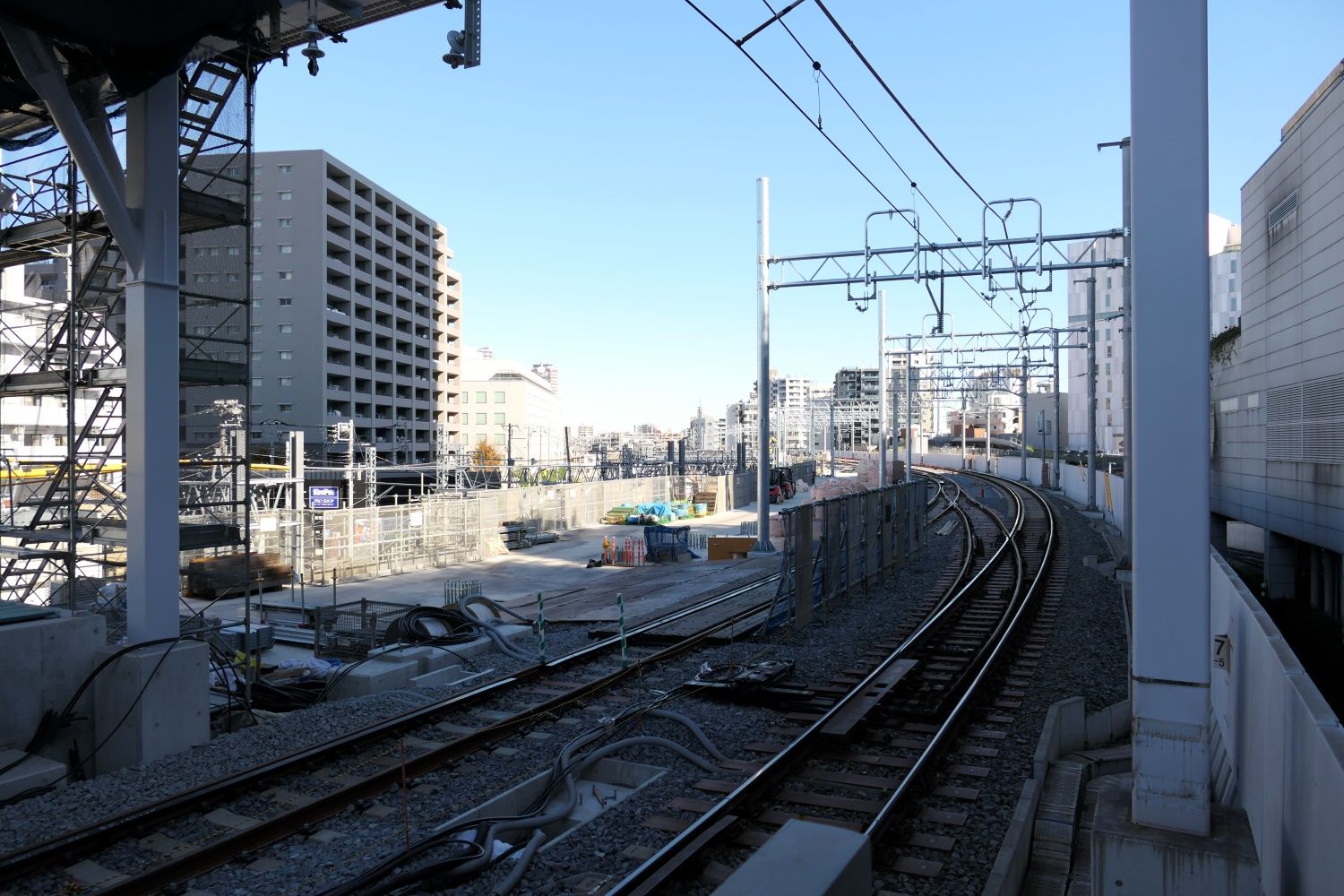 新しい上り線ホームから見た北千住方面（記者撮影）