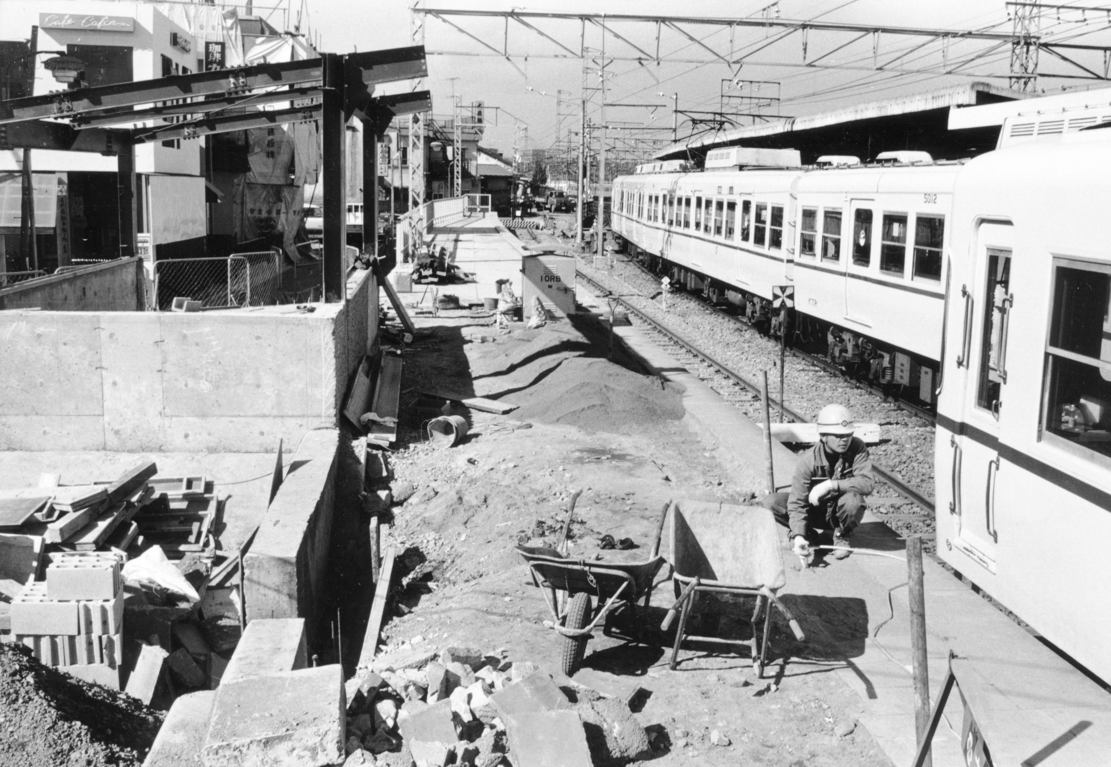 ホーム延伸工事中の高幡不動駅。停車中の電車は「5000系」＝1978年（写真：京王電鉄）