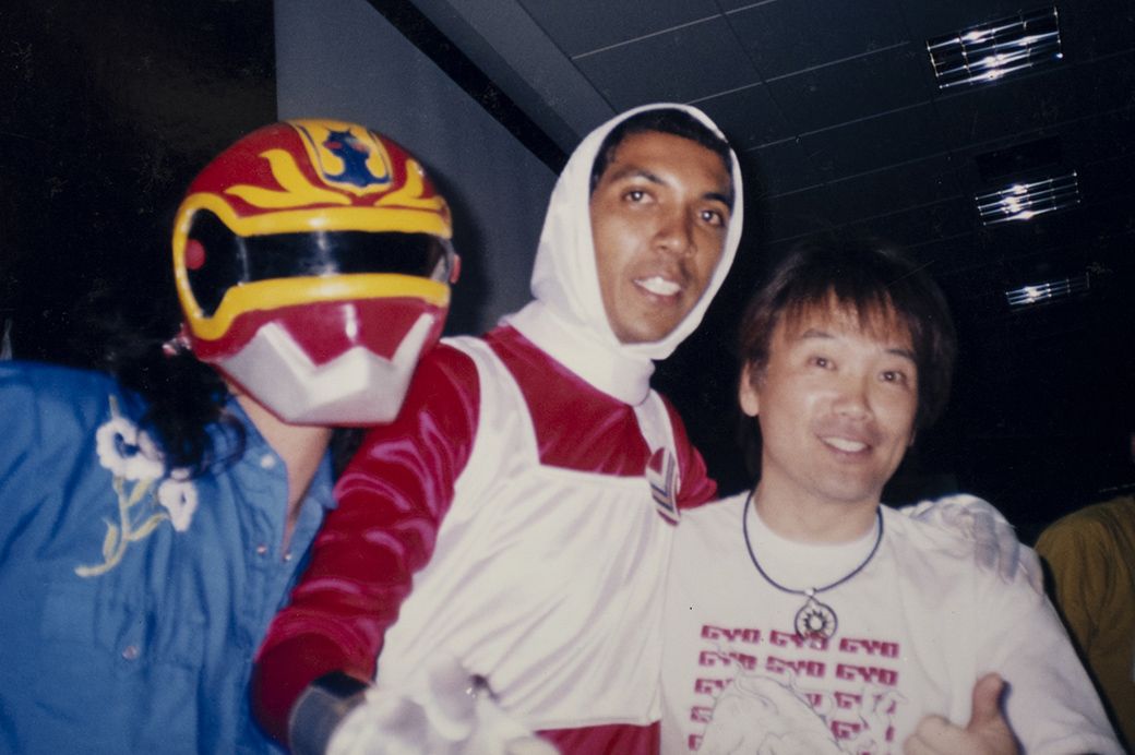 2005年サンパウロでのアニメイベントにて、左からチェンジドラゴンのマスクを被る福山芳樹、ダニー・ツルギさん、影山ヒロノブ（写真：筆者複写）