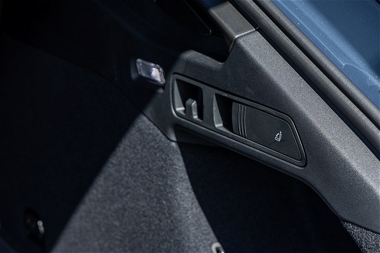 アウディの新型BEV「A6アバントe-tron」（写真：三木 宏章）