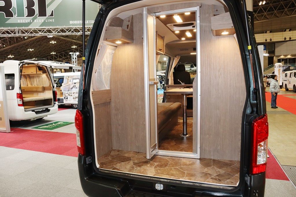 新型キャンピングカー「レクビィ プラスリビン」のライトタイプ（写真：筆者撮影）