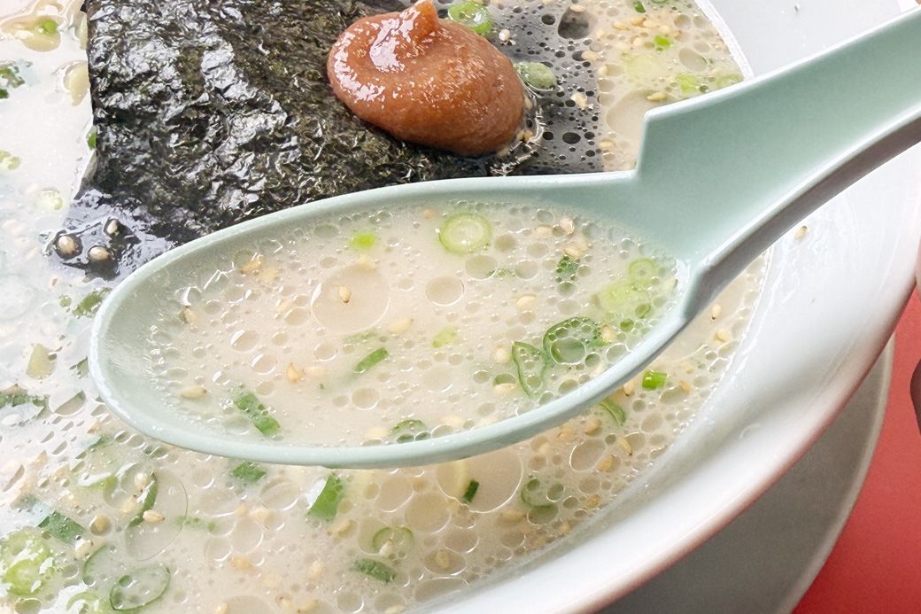 朝ラーメンのスープはシンプルな塩味で、とんこつの旨みを堪能できます（筆者撮影）