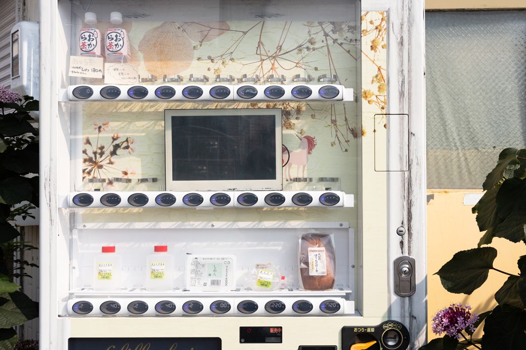自販機は、豆腐を思わせるような優しいベージュの色合いで塗装されている（筆者撮影）