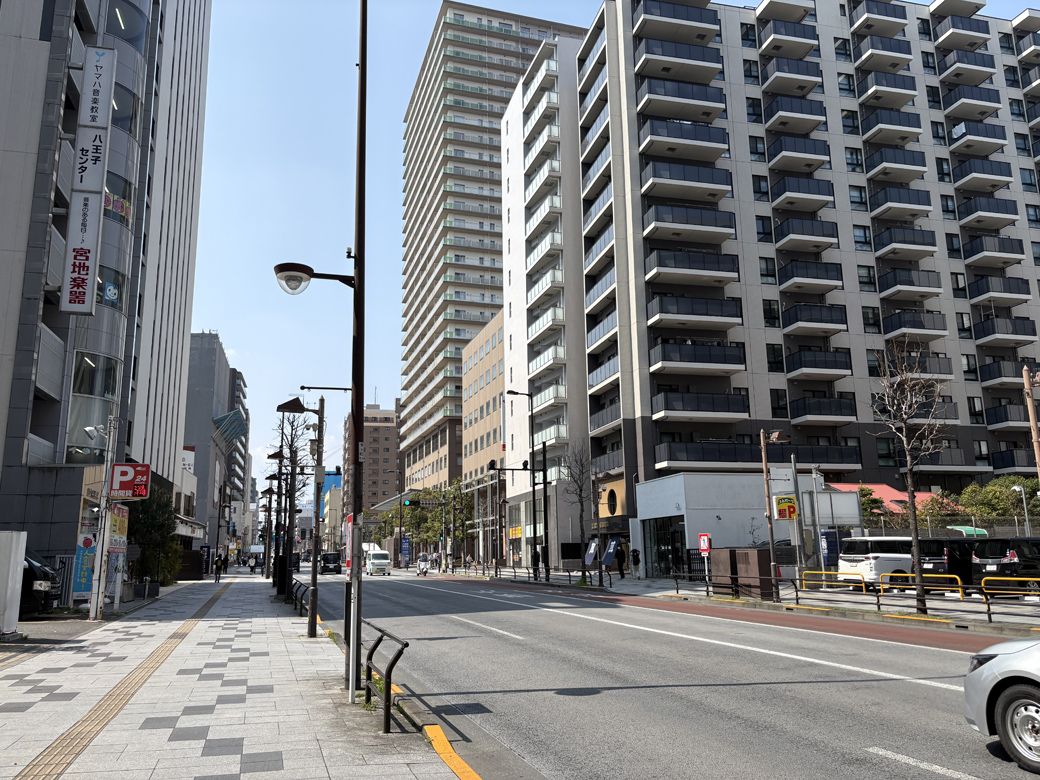 現在の甲州街道。店は少なく、ほとんどがマンションになっている（写真：筆者撮影）